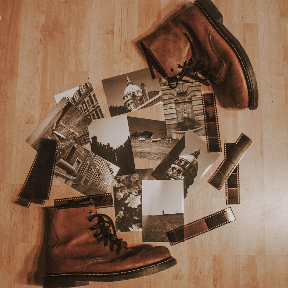 床に置かれた茶色の革のブーツの間の写真