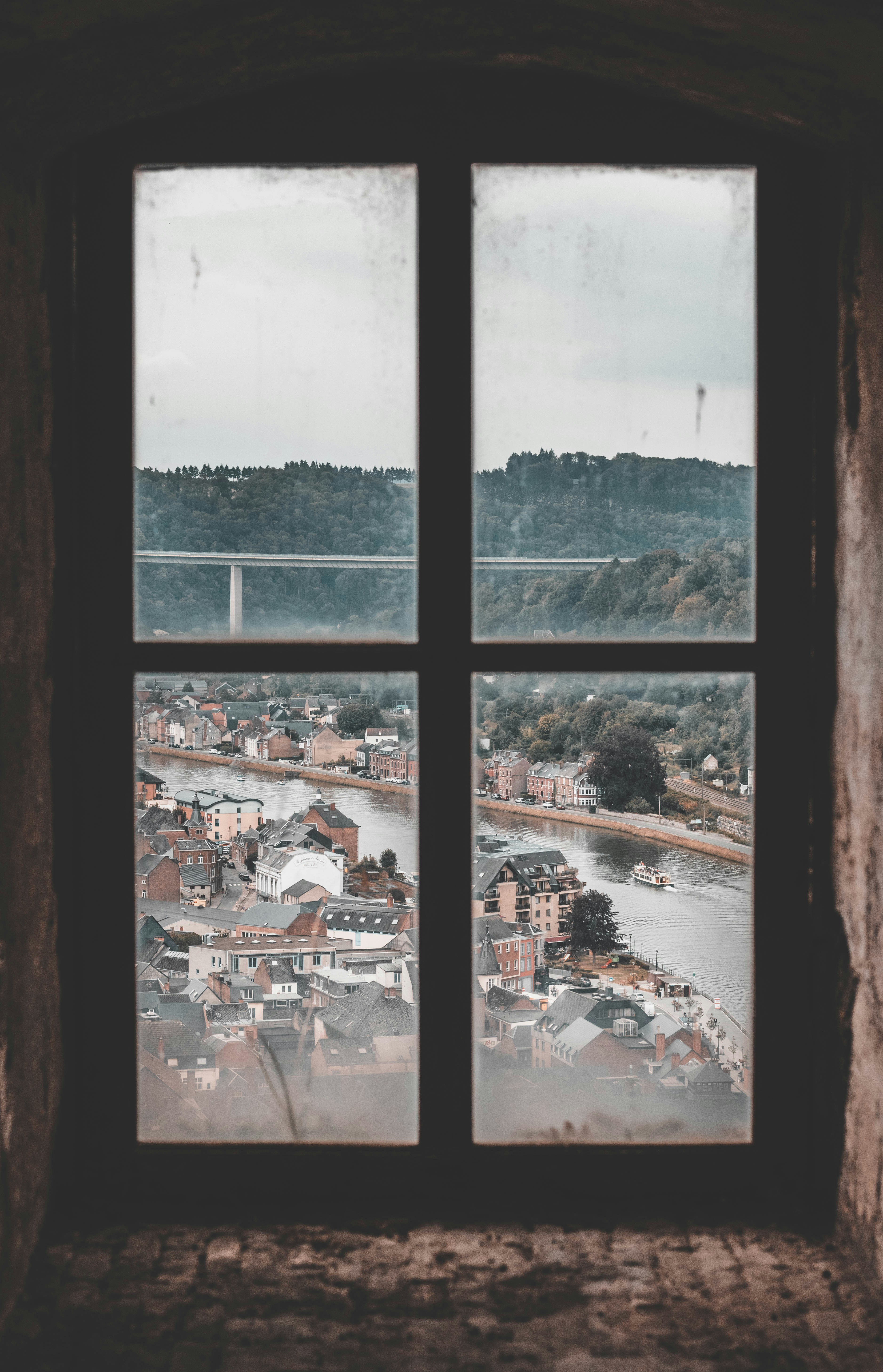 painel de janela de vidro transparente emoldurado de madeira preta