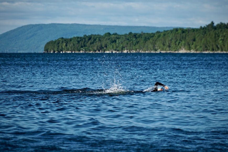 Natation en eau vive en triathlon (par Unsplash, CC0)