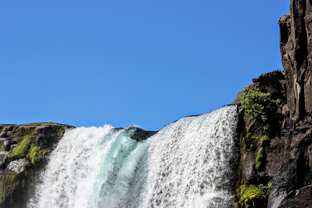 Wasserfälle unter blauem Himmel