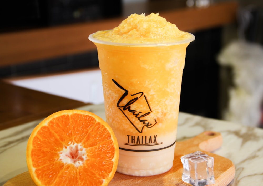 frullato di limone Thailax all'arancia su tagliere di legno