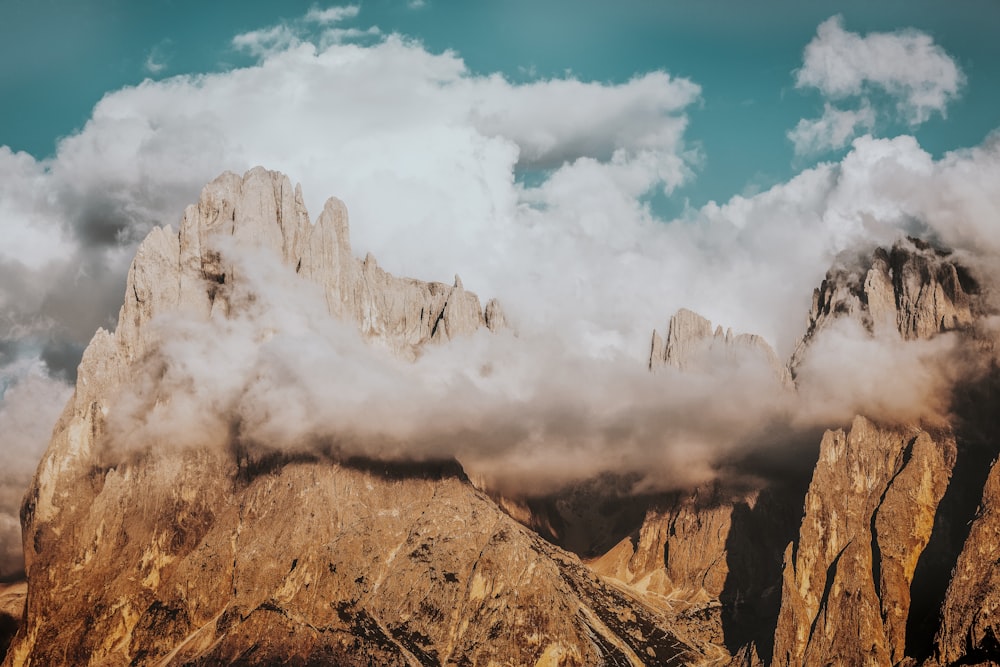 Berg von Wolken umgeben