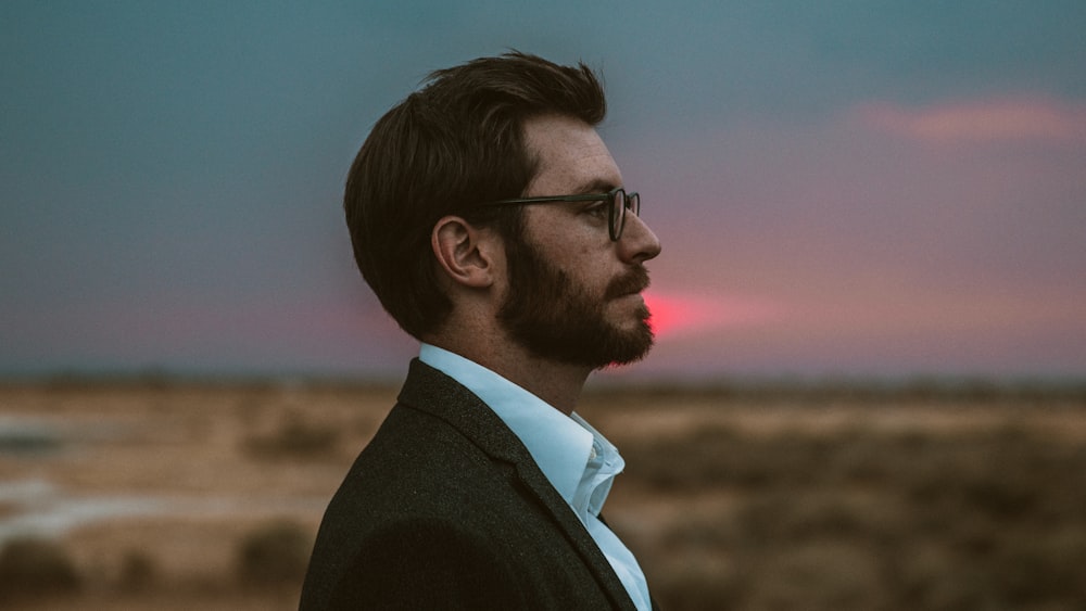 hombre en traje formal negro con anteojos