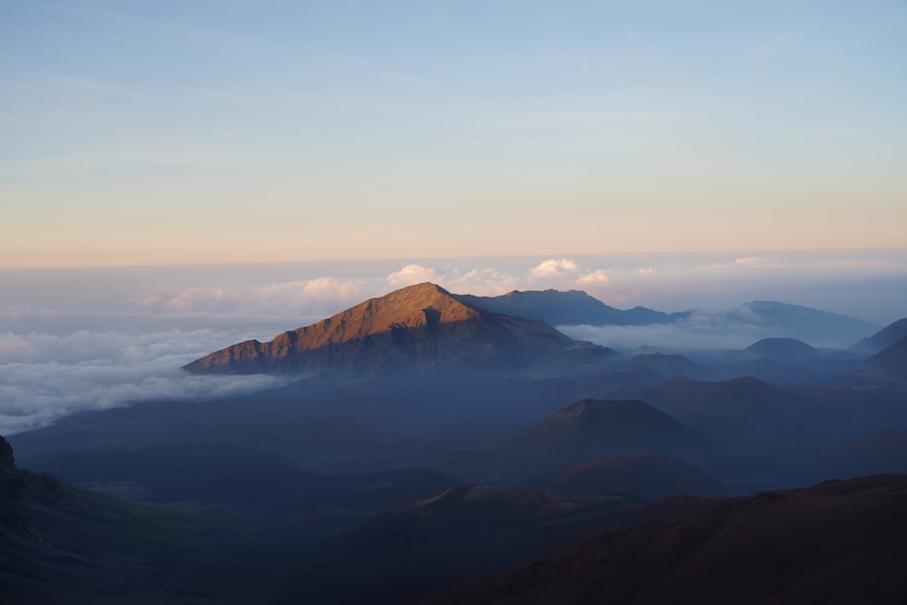 fotografia aerea della montagna durante il giorno