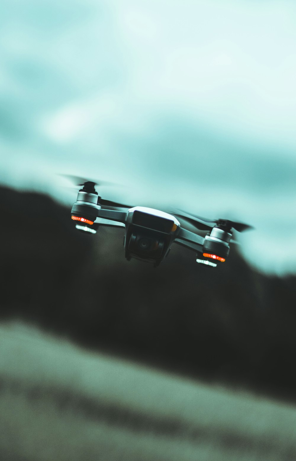 Dron cuadricóptero negro volando en el aire