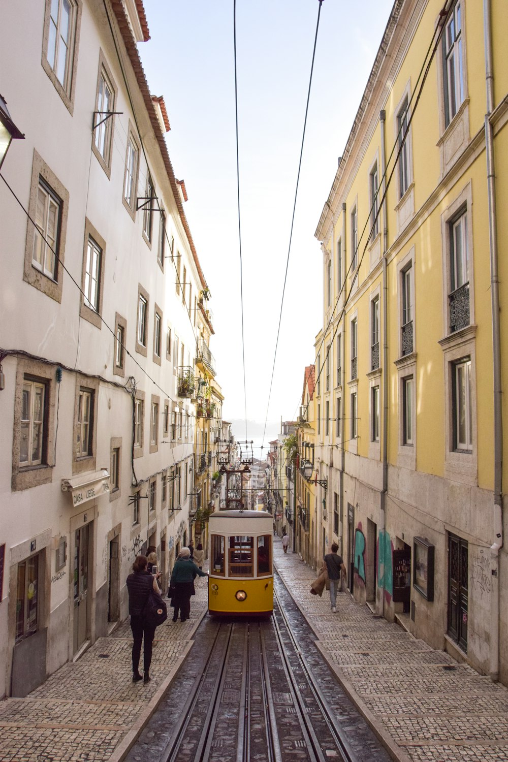 Veicolo giallo e grigio che passa su strada