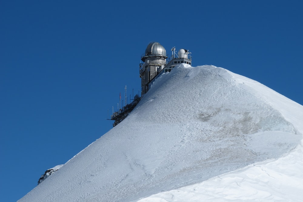 struttura grigia in cima alla montagna