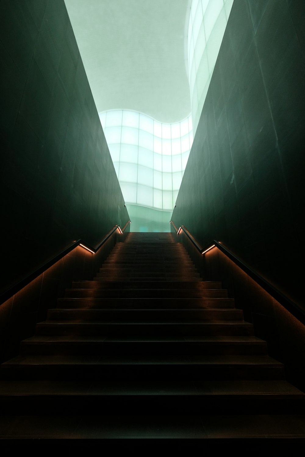 eine Treppe, die zu einem Oberlicht in einem Gebäude führt