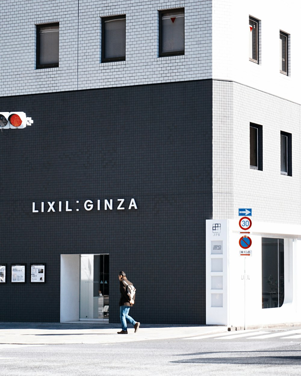 Mann auf der Straße in der Nähe von Lixil: Ginza-Gebäude