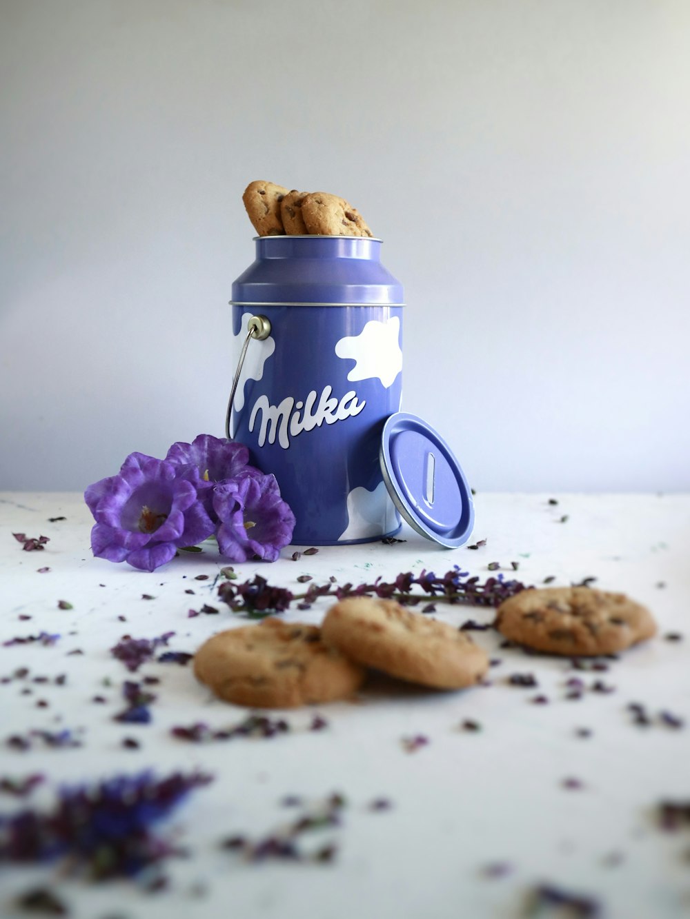 Cookies em recipiente azul