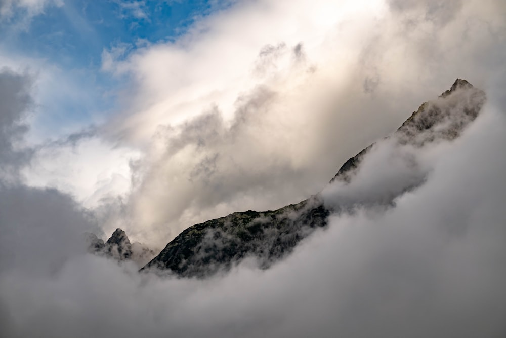 Bewölkte Alpen