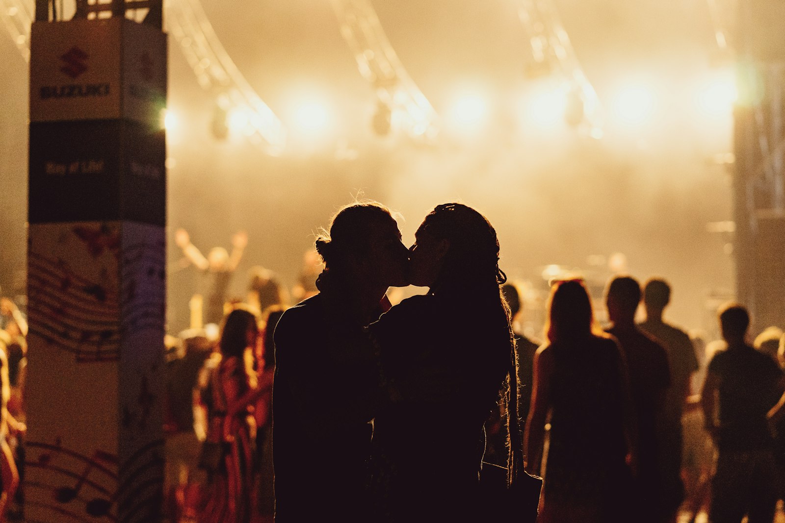 Sony a7 + Sony FE 85mm F1.8 sample photo. Man and woman kissing photography