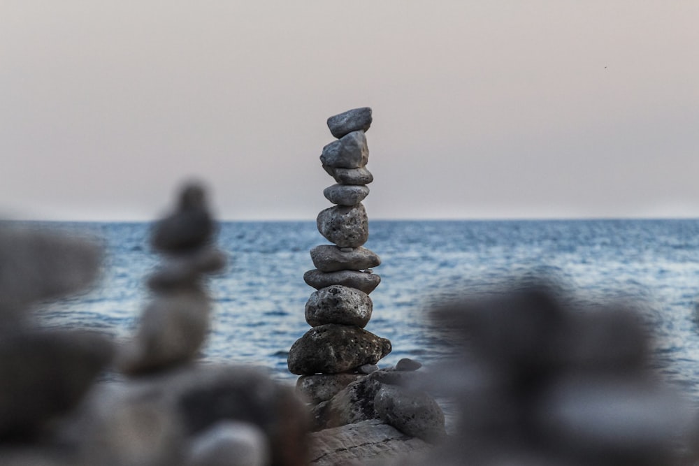 Equilibrio de rocas cerca del cuerpo de agua