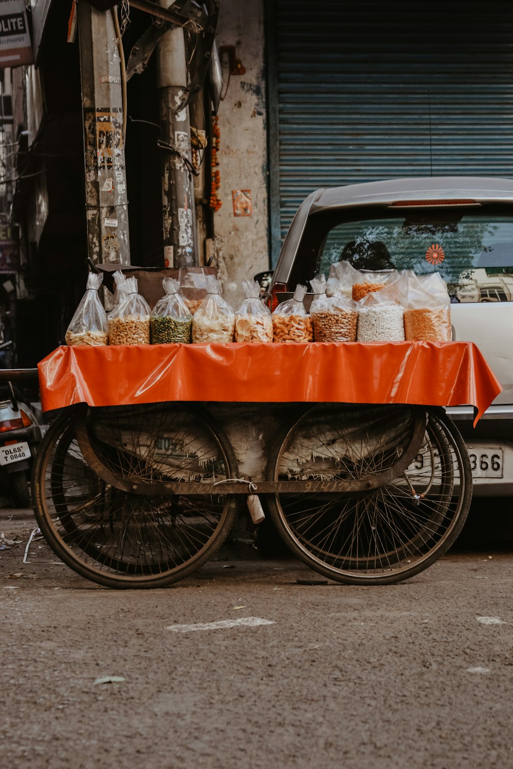 carrinho de comida laranja e cinza