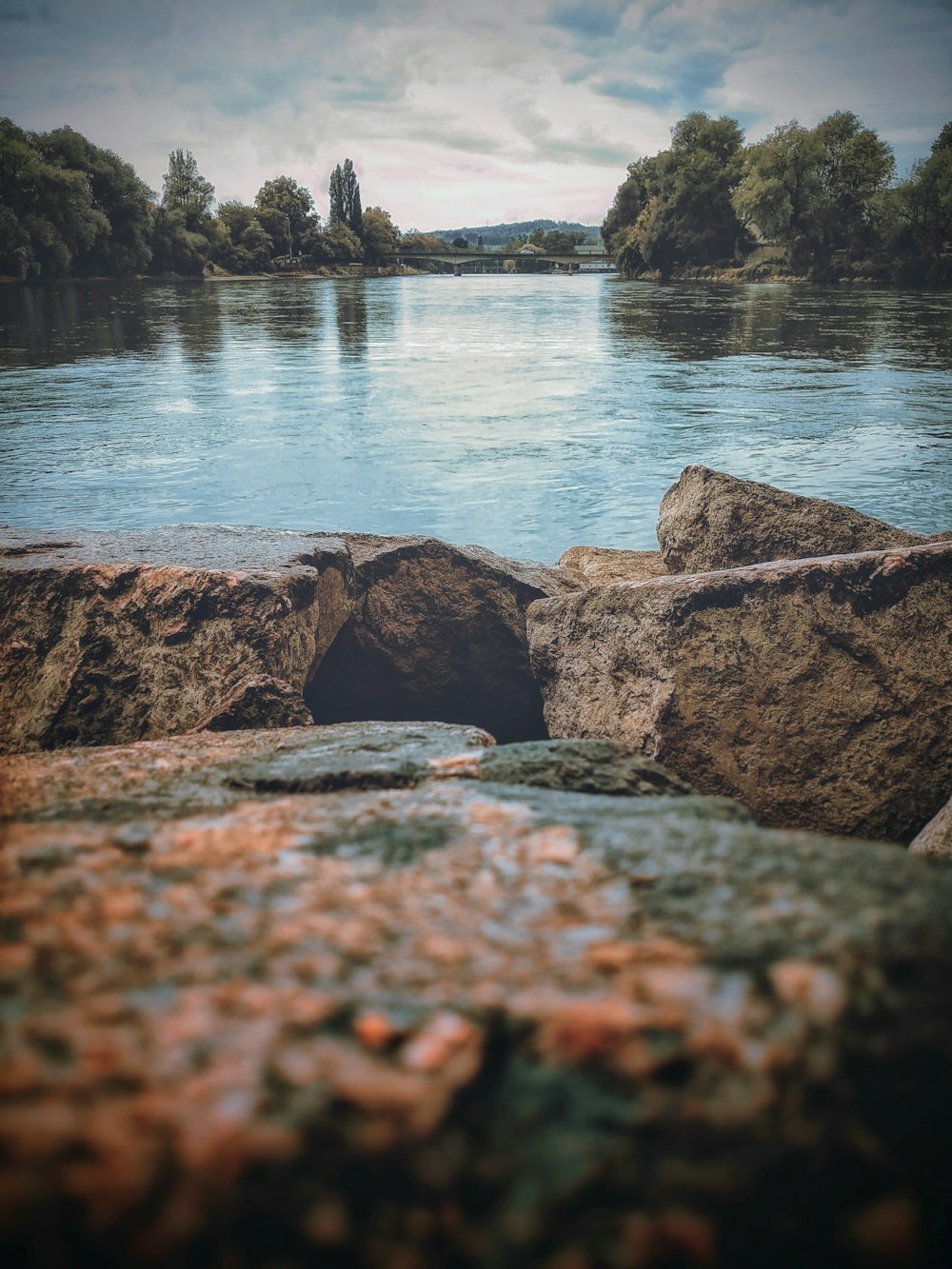 Fotografía de ángulo bajo de piedras cerca de un cuerpo de agua durante el día