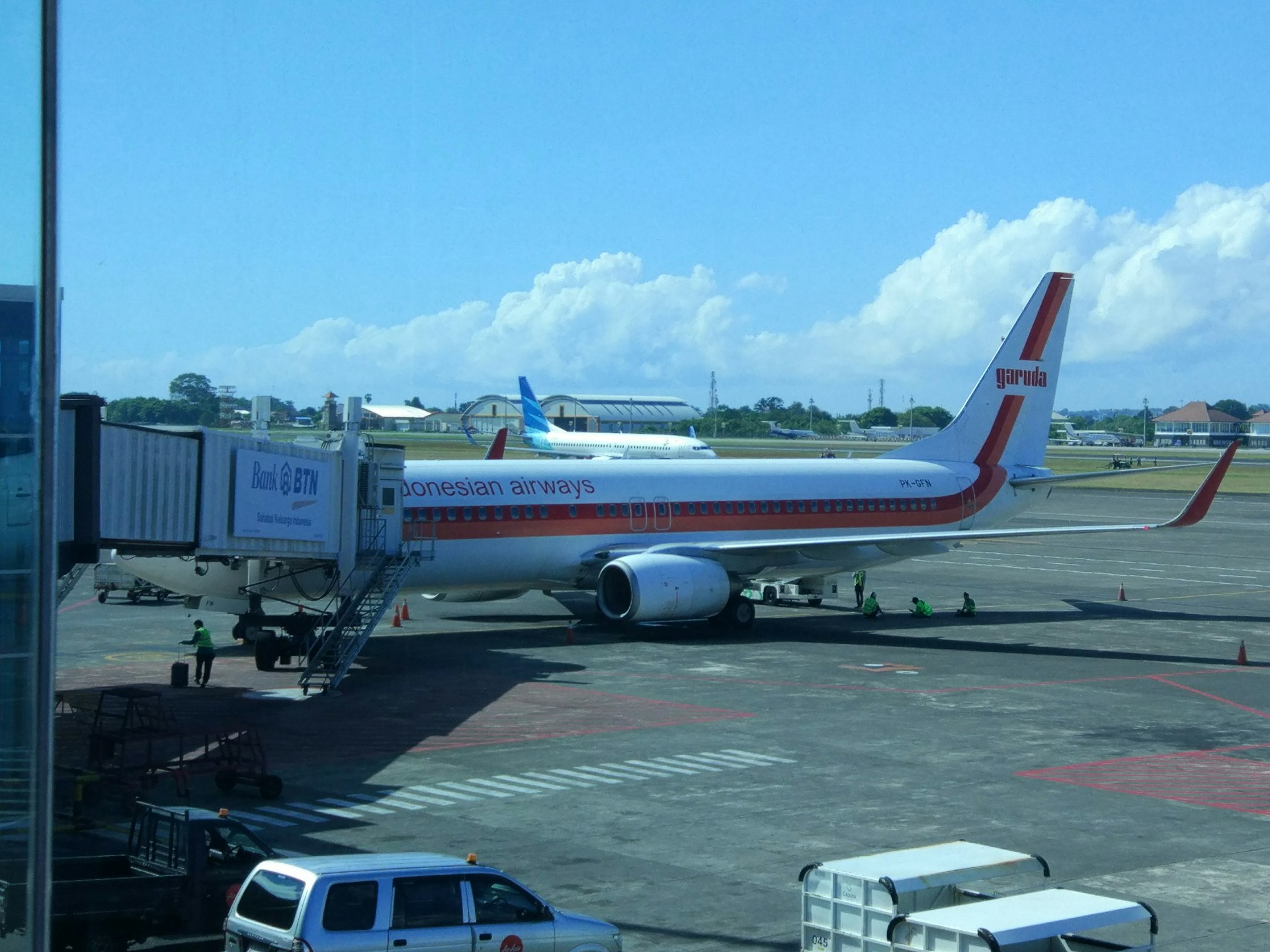 gray computer monitor