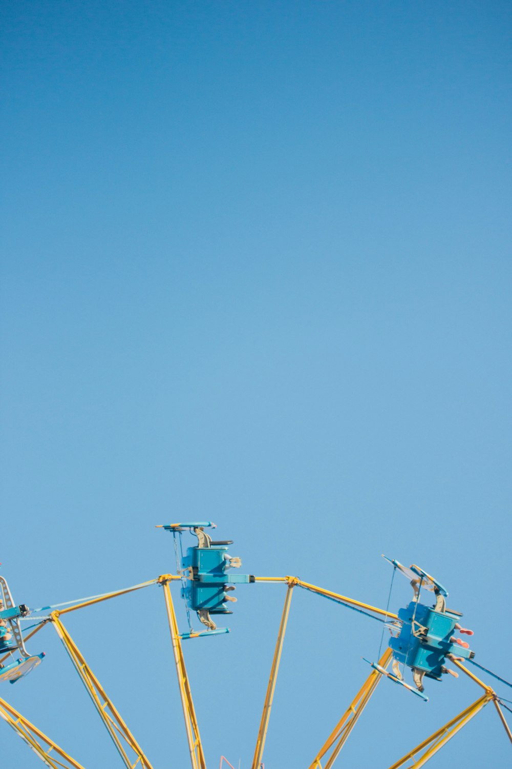 manège de parc d’attractions bleu et jaune