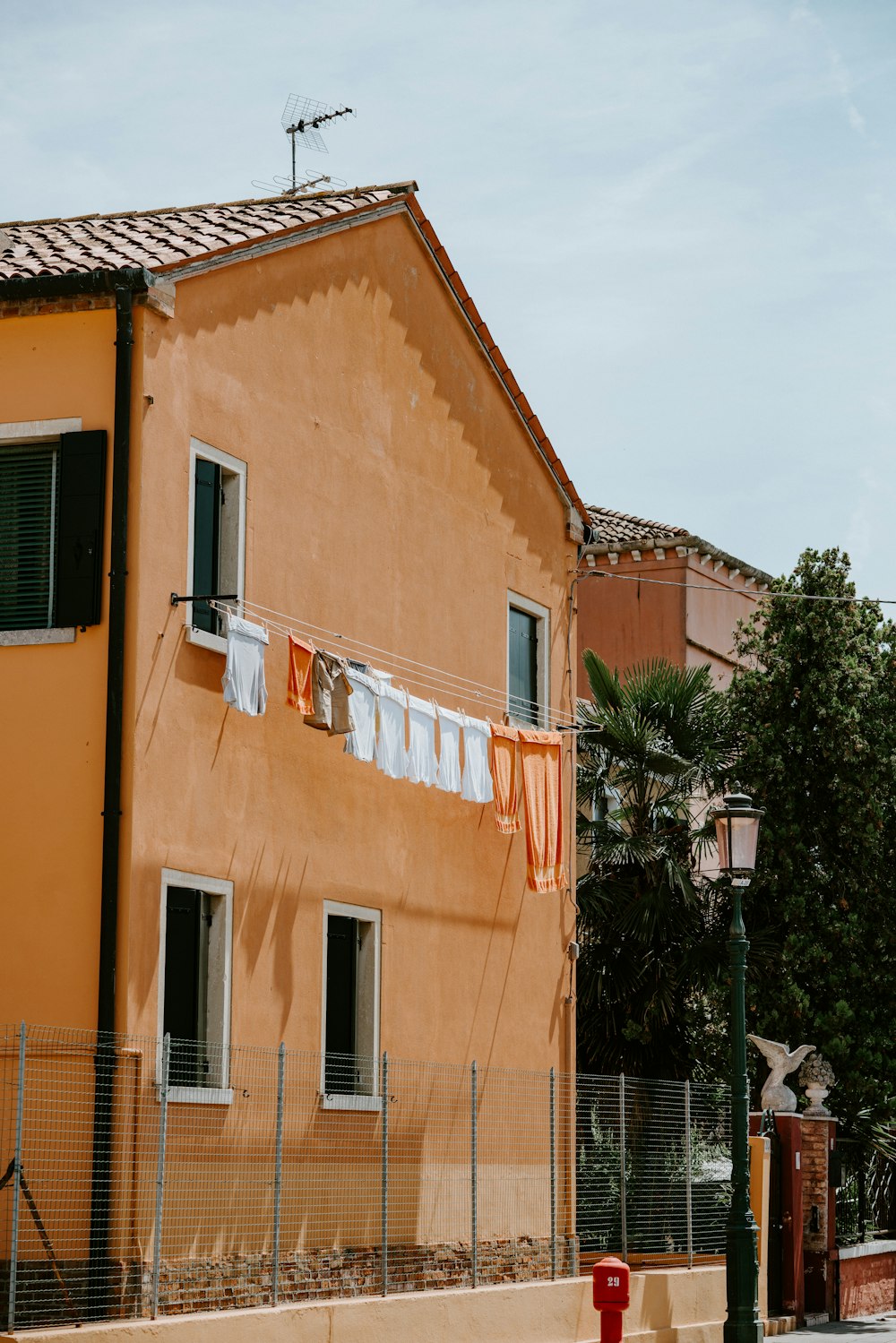 Maison de 2 étages en béton orange