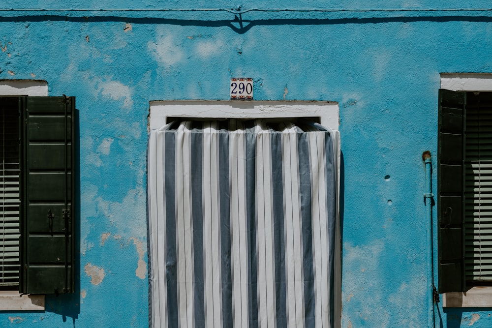 Pared pintada de verde azulado