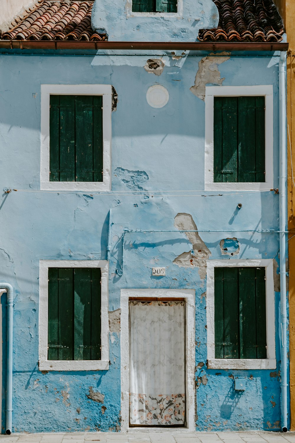 Bâtiment de 2 étages en béton bleu