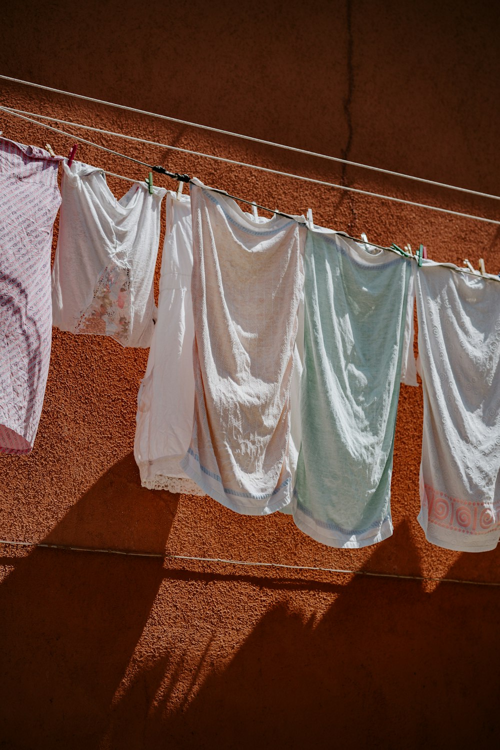 Kleidungsstücke in verschiedenen Farben, die an einer Wäscheleine aufgehängt sind