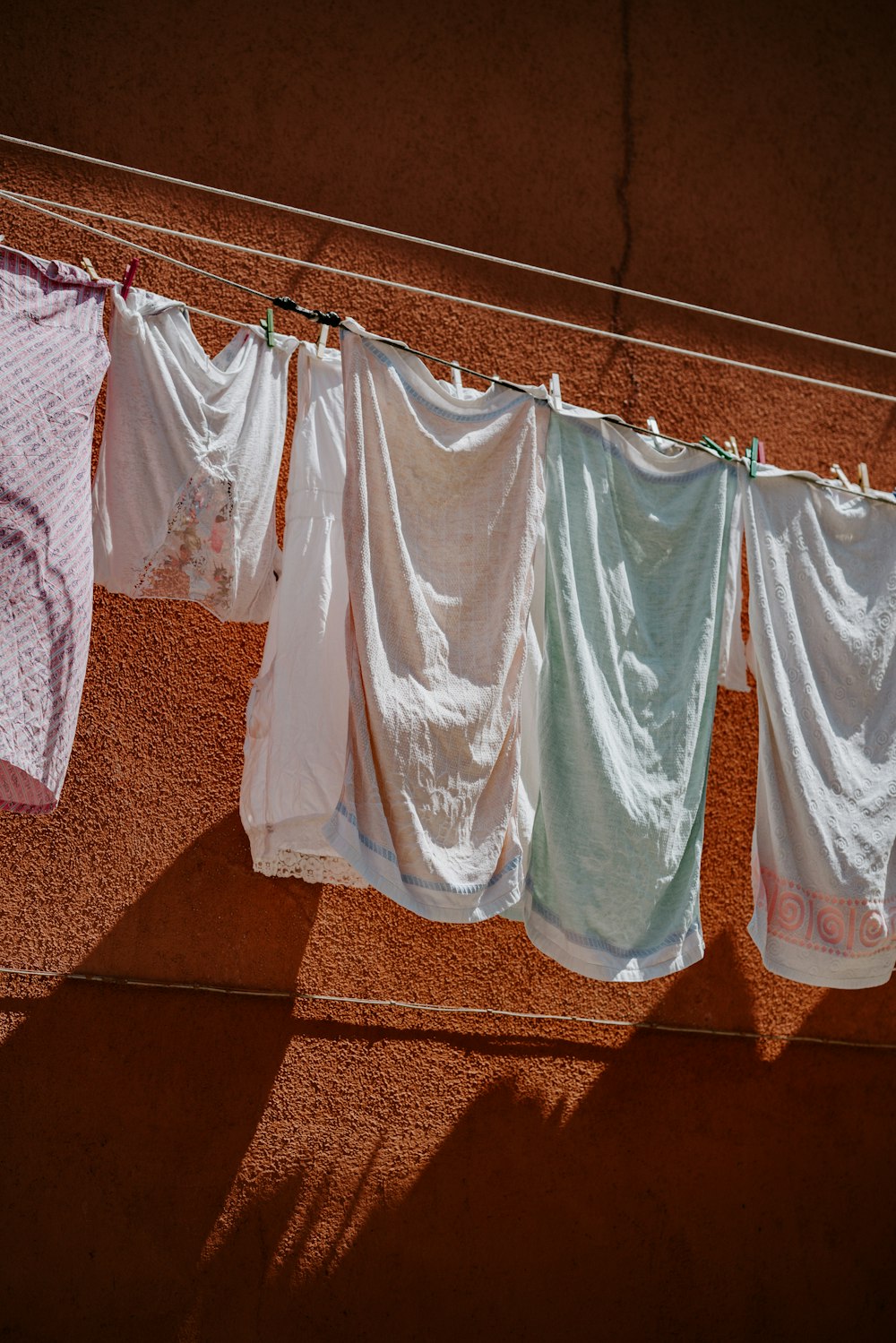 vêtements de couleurs assorties accrochés à une corde à linge