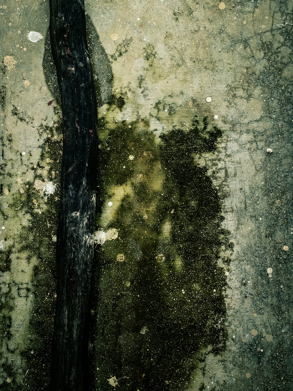 um objeto preto sentado em cima de um chão sujo