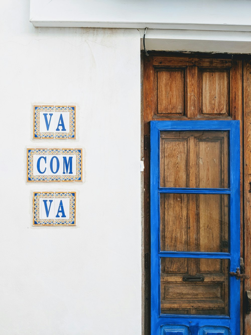 puerta de madera azul