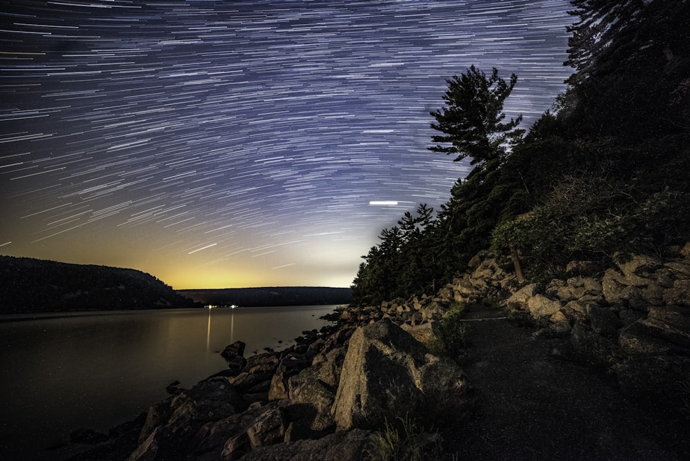 Fotografía time-lapse de estrellas sobre una masa de agua