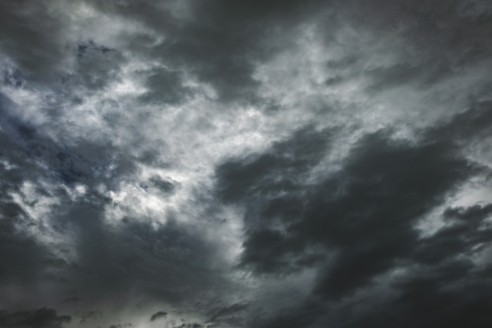 fotografia di nuvole grigie