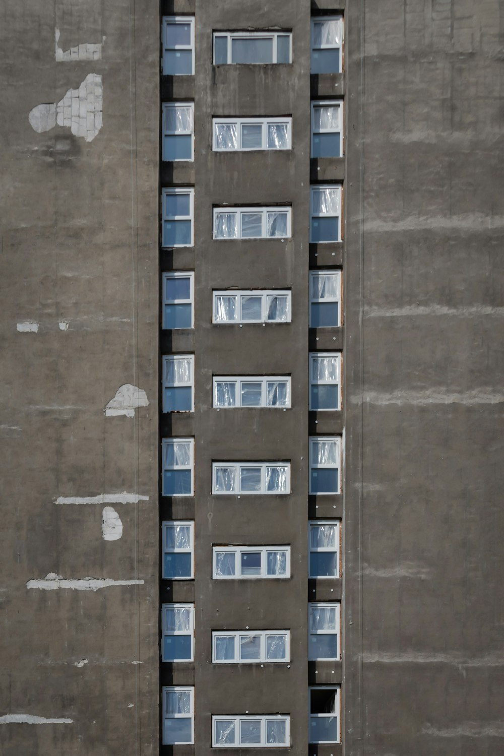 edifício cinzento semeando janelas de vidro