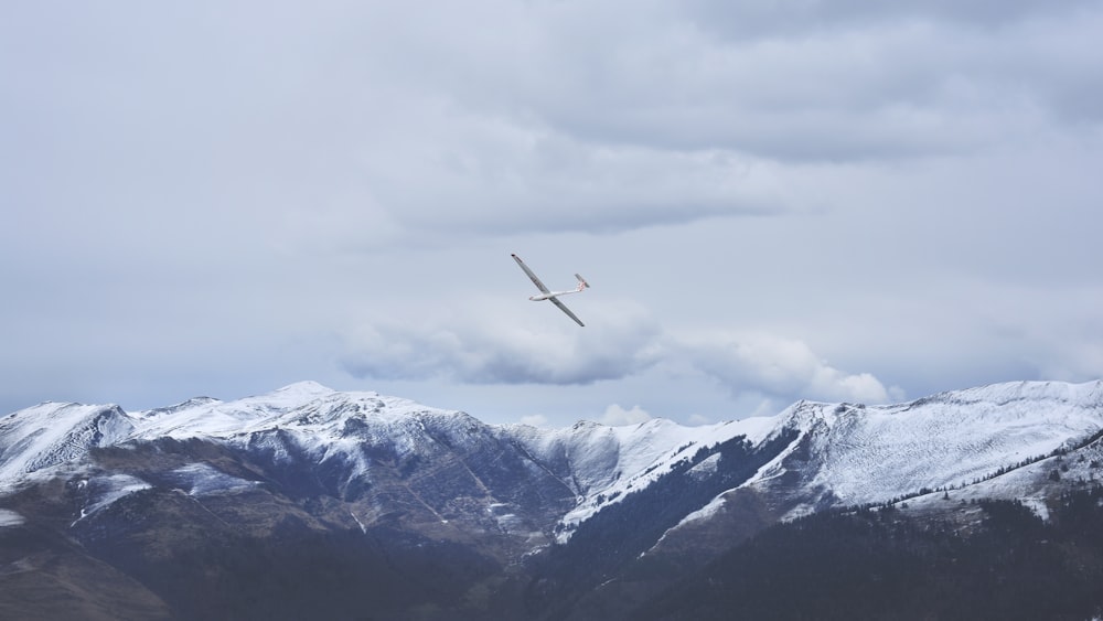 Avión blanco en el cielo