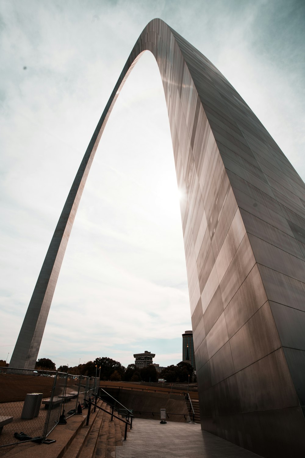 fotografia de baixo ângulo do arco marrom