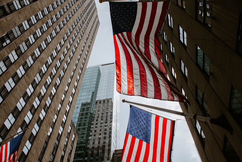 Fotografie aus der Wurmperspektive der US-Flagge am Mast