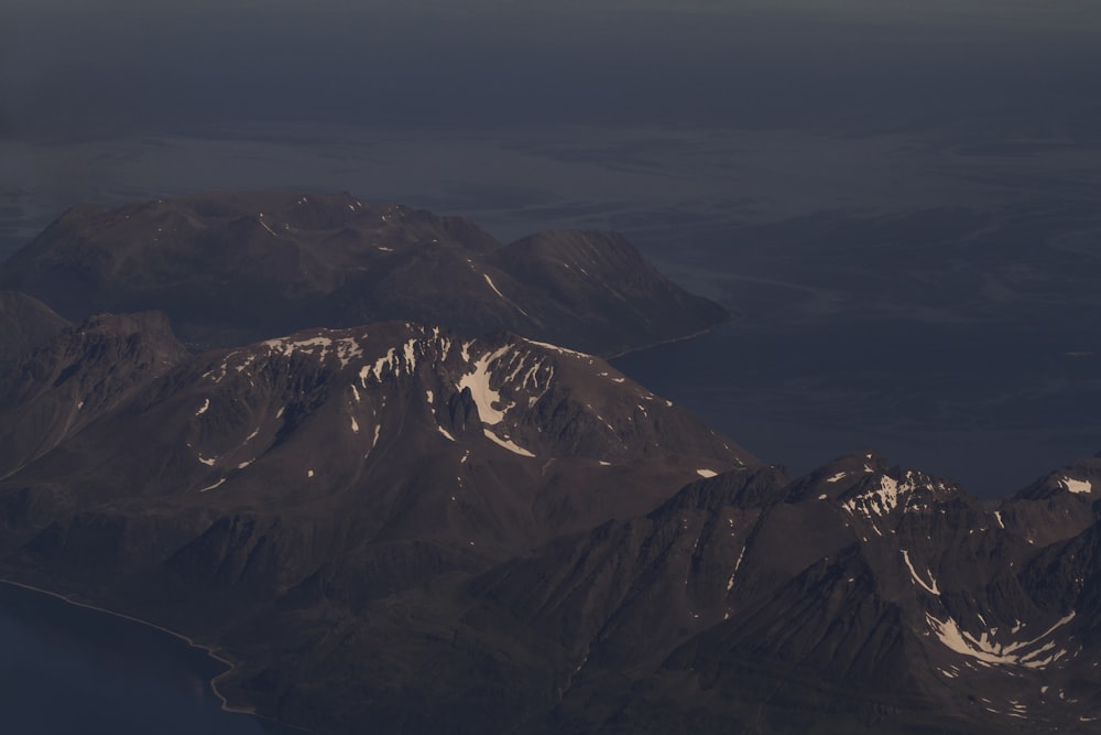 Photographie aérienne de montagnes