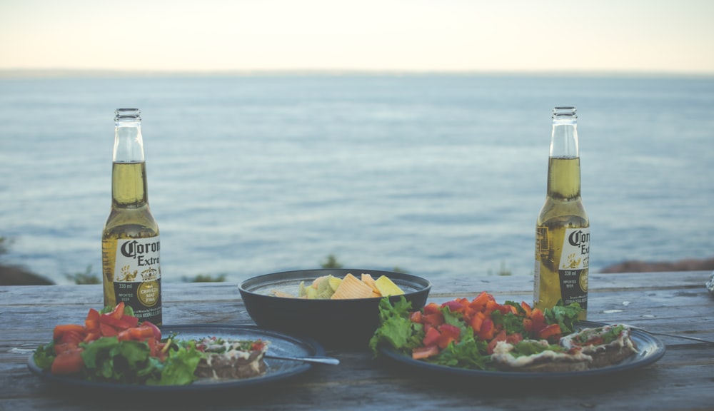 dos botellas Corona Extra cerca de cocinar los alimentos