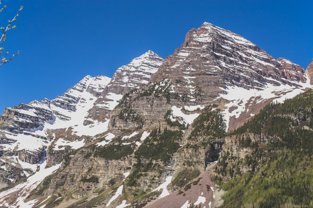 Brauner Berg, der tagsüber mit Schnee bedeckt ist