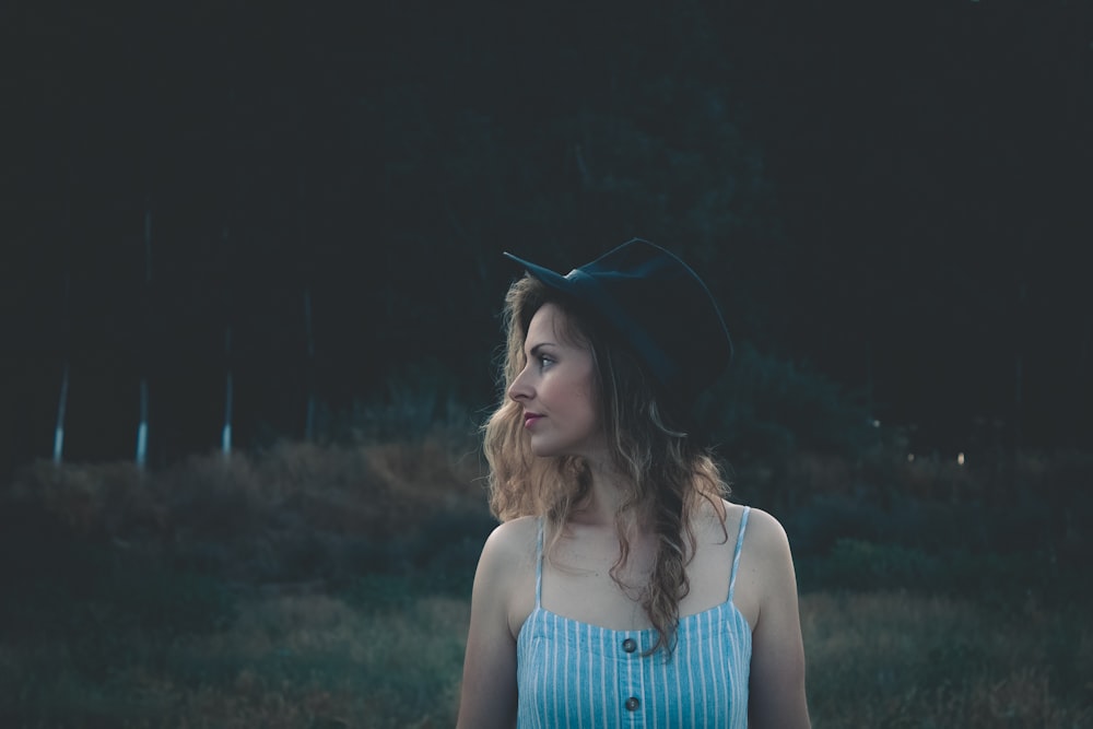 Mujer con gorra de pie en el campo