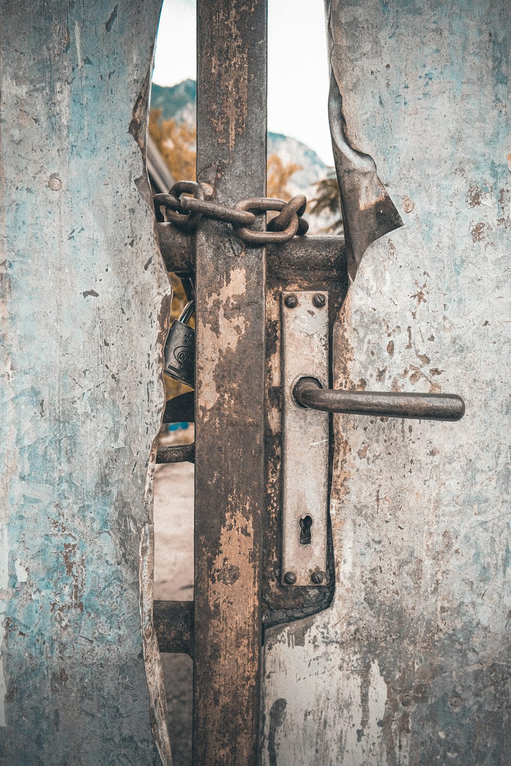 Nivel de puerta de acero marrón oxidado