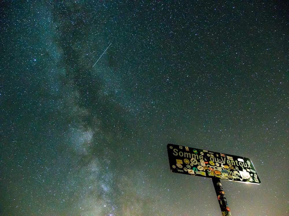 schwarze Beschilderung Somme Ou Ventoux unter dem Sternenhimmel