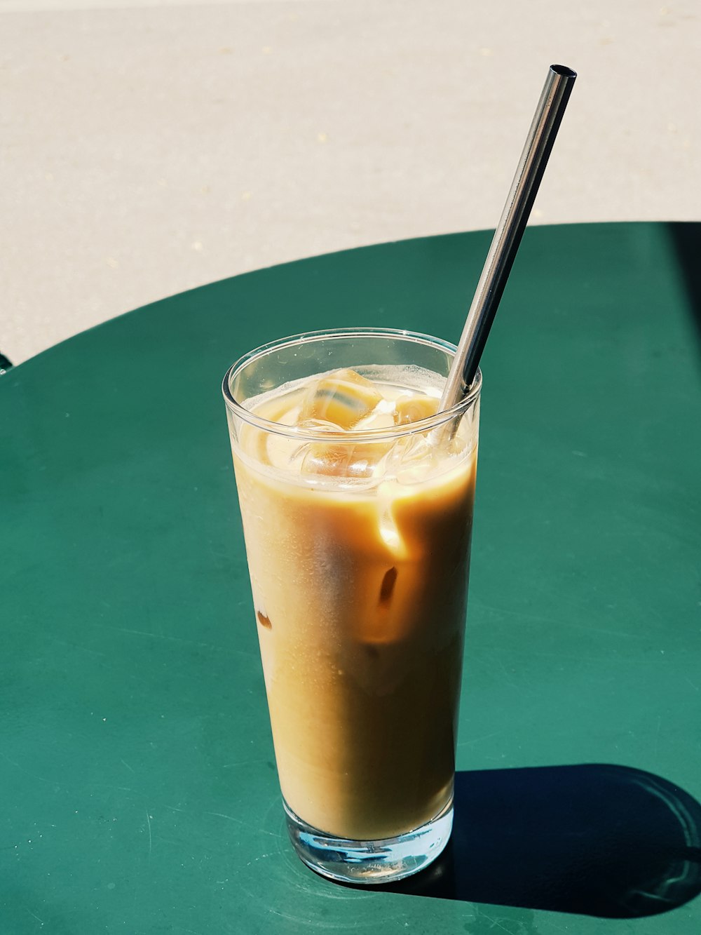 tazza da caffè in vetro trasparente pieno