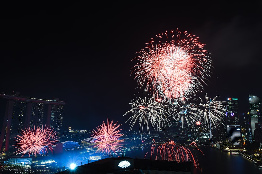 夜の色とりどりの爆竹