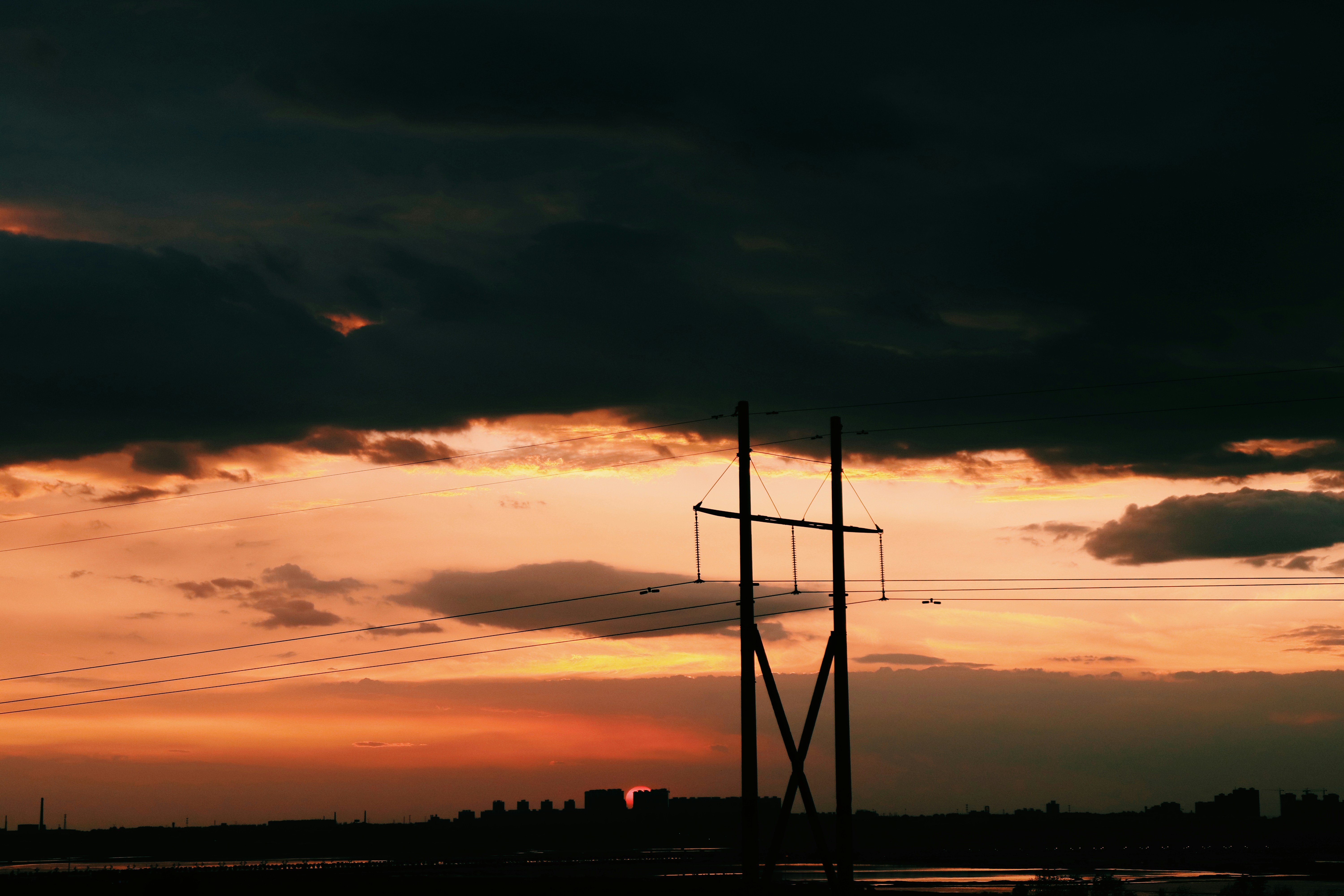 In a cloudy nightfall in my hometown, I came to the foothills south of my hometown.The clouds illuminated by the setting sun are particularly beautiful.This photo was taken when the sun was halfway down and the scenery was very pleasing.