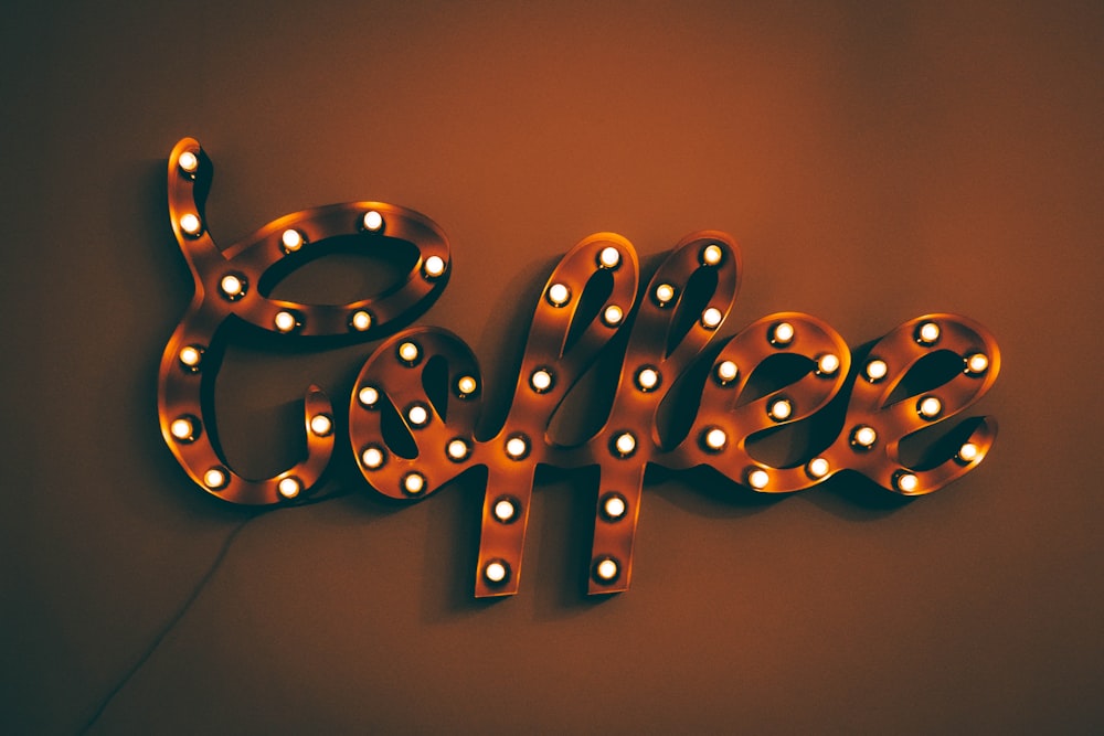orangefarbene Kaffee-Neonlicht-Beschilderung