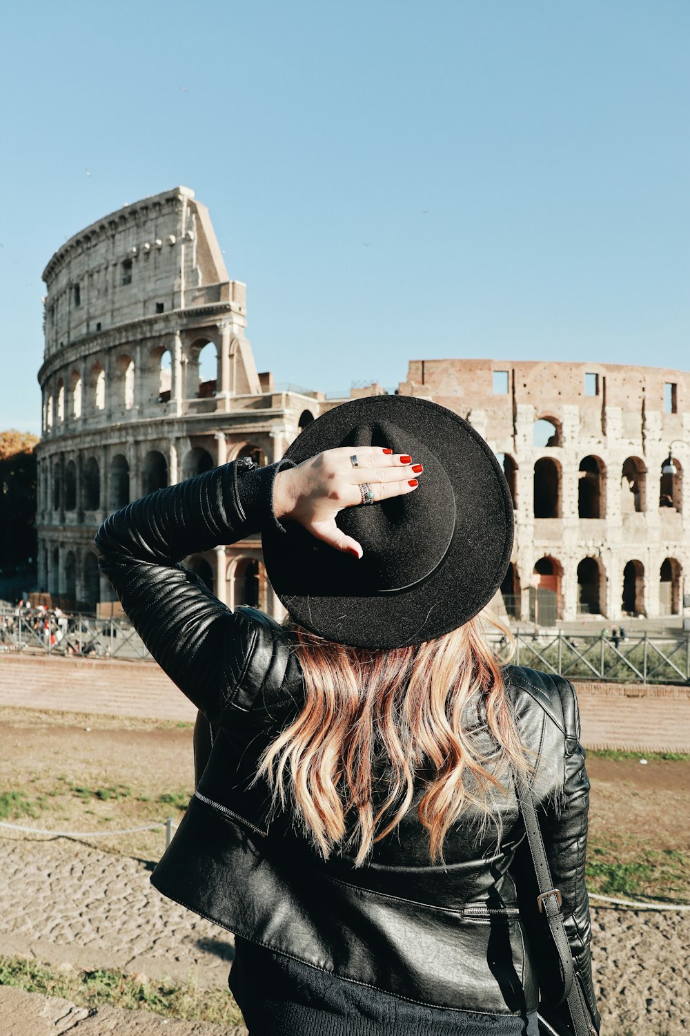 Frau schaut sich das Kolosseum in Rom an
