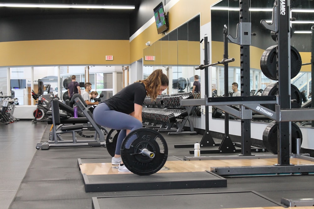 woman lifting barbell