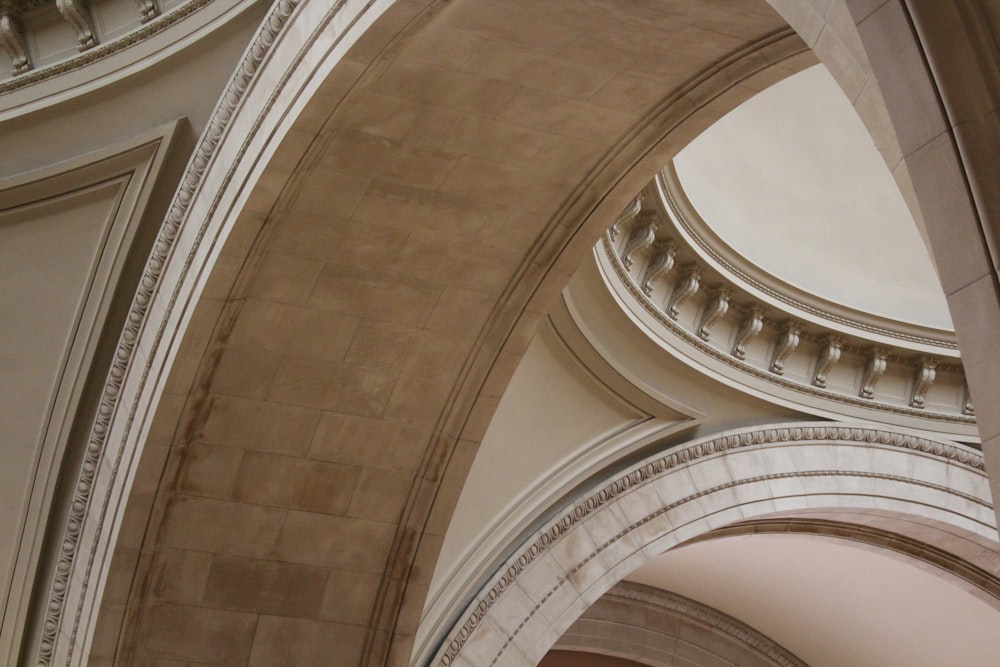 a view of the ceiling of a large building