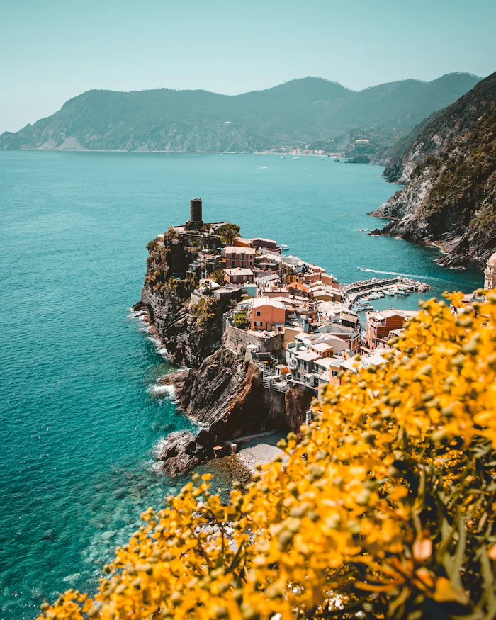 Village coloré des Cinque Terre accroché à la falaise face à la mer en Italie