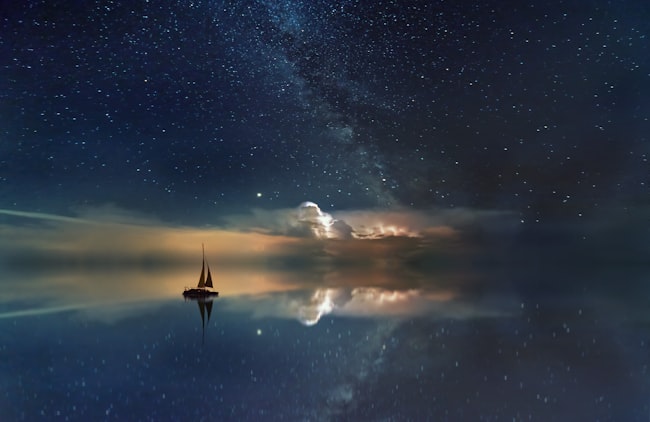Céu estrelado com um barco flutuante em direção à nuvens claras