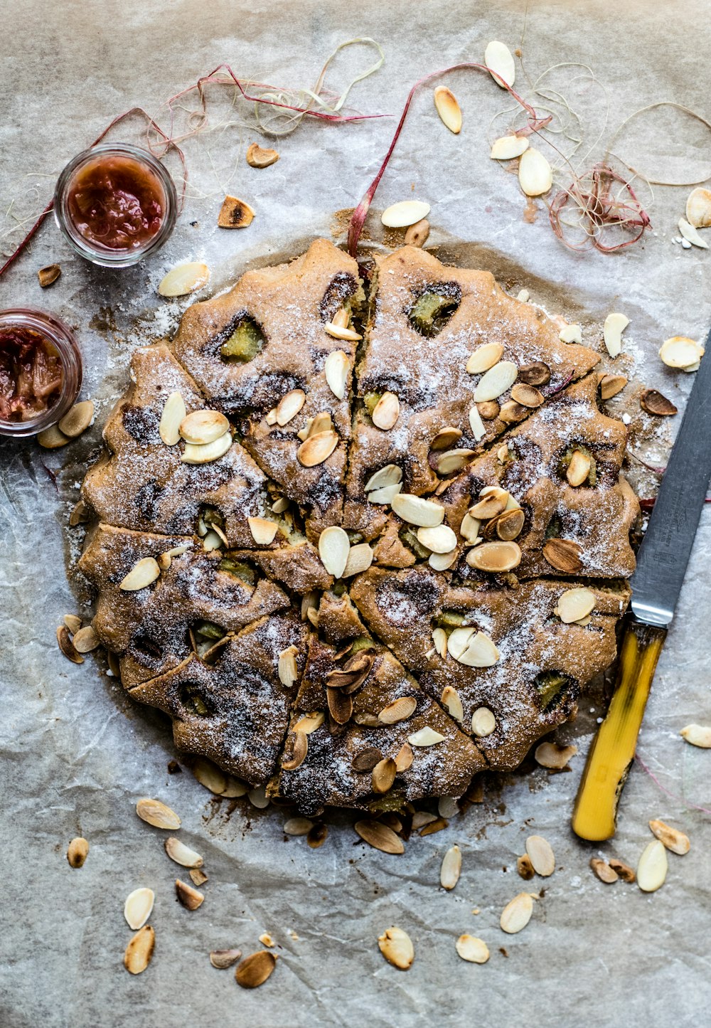 torta al forno accanto a salse al coltello e per salse